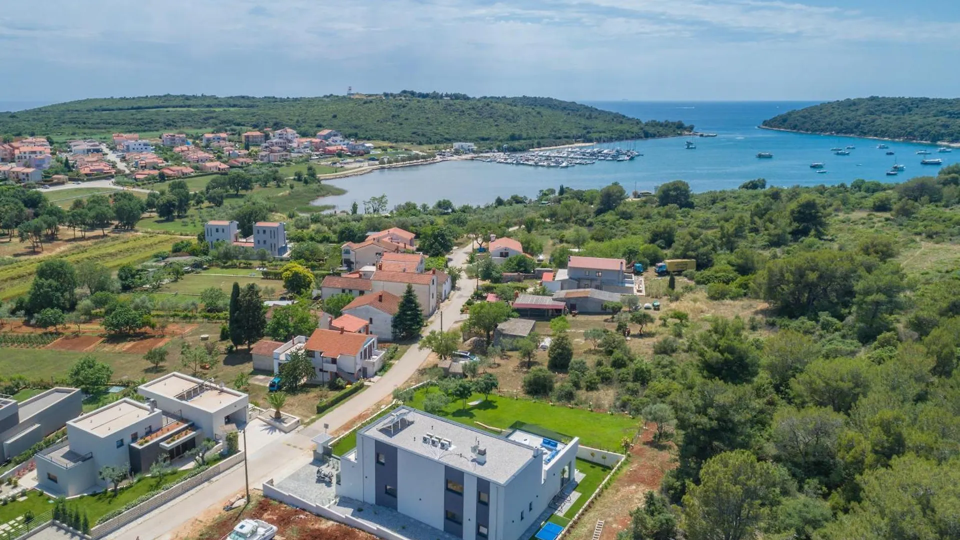 Luxury Villa Luni With Big Private Pool And Hot Tub In Medulin Pula